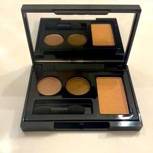 Elizabeth Arden eyeshadows light brown and beige, perfect gift for the holidays